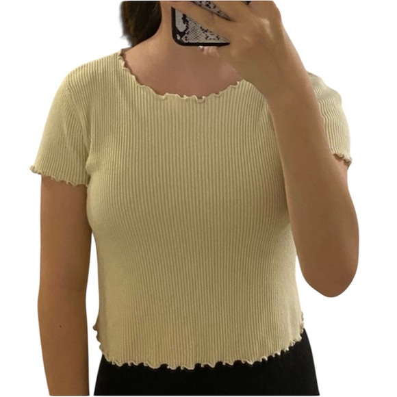Brandy Melville Cream Ribbed Lettuce Hem Edge Short Sleeve Crop Top One Size - Picture 4 of 4